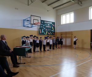 Uczniowie prezentują swoją część artystyczną