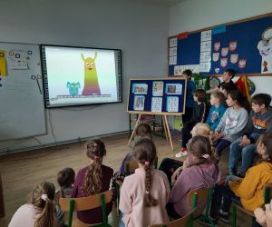 Uczniowie z zaciekawieniem oglądają prezentację o Prawach Dziecka