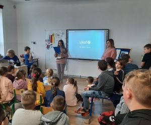 Uczennica czyta wiersz przygotowany z okazji Dnia Życzliwości