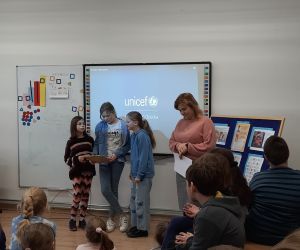 Uczennice prezentują przygotowane wiersze z okazji Dnia Życzliwości