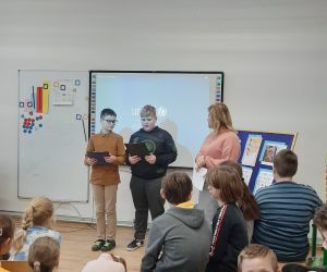 Uczniowie prezentują przygotowane wiersze z okazji Dnia Życzliwości
