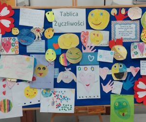 Zdjęcie przedstawia tablicę, na której dzieci przyczepiły miłe słowa i emotki