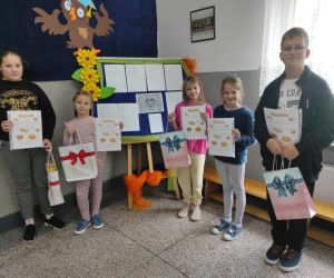 Zdjęcie przedstawia grupę uczniów, którzy zostali nagrodzeni w konkursie na wiersz
