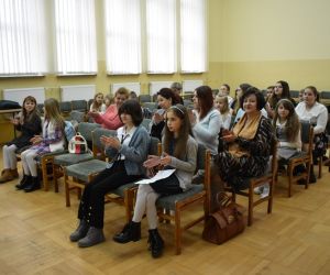 Zdjęcie przedstawia zgromadzoną publiczność słuchającą recytowanych wierszy.