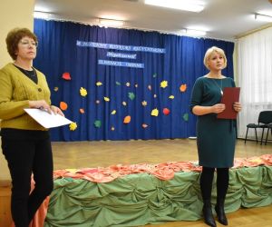 Zdjęcie przedstawia dwie kobiety na tle dekoracji.