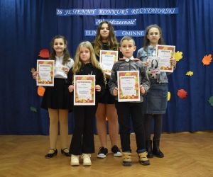 Zdjęcie przedstawia grupę dzieci pozujących do zdjęcia. W dłoniach trzymają dyplomy.