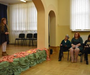 Zdjęcie przedstawia stojącą na scenie dziewczynkę.