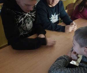 Chłopcy wróżą z kubeczków