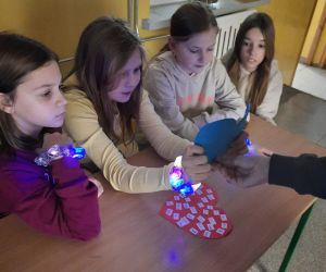 Dziewczynki wróżą za pomocą przekłuwania kartonowego serca