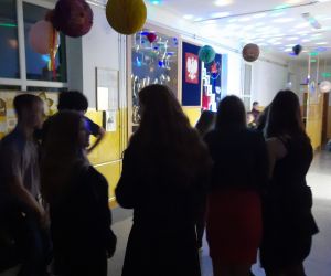 Uczniowie tańczą w kółeczku podczas dyskoteki