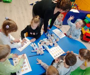 Na zdjęciu widoczne są dzieci wykonujące prace plastyczne.