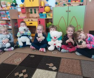 Młodsze przedszkolaki  z pluszowymi misiami.
