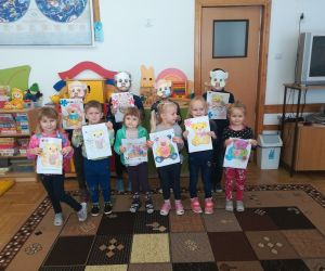 Przedszkolaki  i  ich prace plastyczne z misiem.