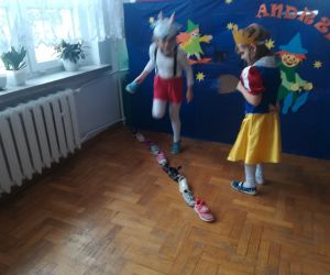 Dziewczynki i wróżba z bucikami.