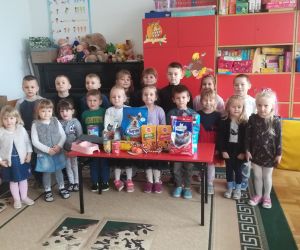 Przedszkolaki i dary dla zwierząt.