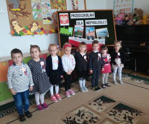 Młodsze przedszkolaki przygotowują się do części artystycznej.