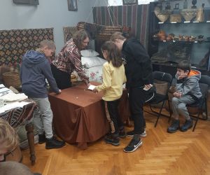 Uczniowie rzucają kostkami do gry