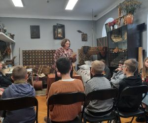 Prowadząca czyta uczniom znaczenie wylosowanych liczb