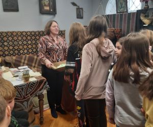 Dziewczynki losują karteczki z przyszłym zawodem