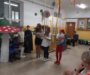 Papa smerf i pomocnicy zaczynają część artystyczną