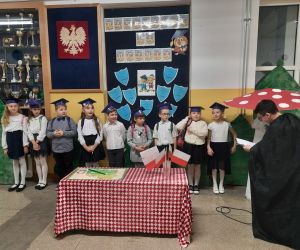 Uczniowie przebrani za smerfy czekają na zadanie od Gargamela