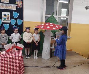 Dziewczynka przebrana za policjantkę odpytuje uczniów