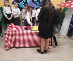 Uczniowie składają odcisk palca przy swoim nazwisku