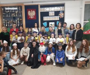 Uczestnicy pasowania na wspólnym zdjęciu