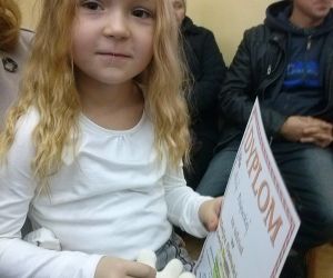 Dziewczynka trzyma dyplom