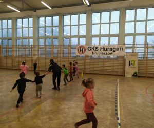 Dzieci z trenerem ćwiczą