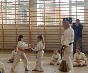 Dziewczynki prezentują ćwiczenie