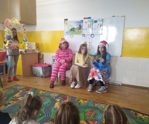 Dziewczynka czyta bajkę