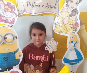 Dziewczynka w fotobudce z różdżką