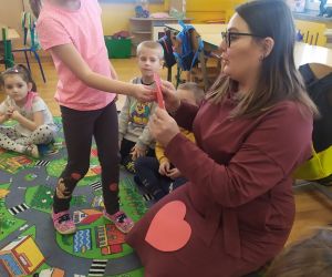 dziewczynka losuje imię przysłlego męża