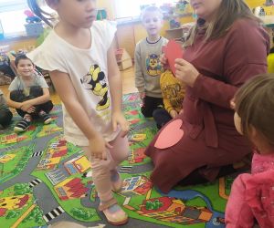 dziewczynka losowała imię przyszłego męża