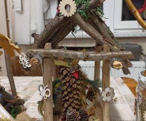 Na zdjęciu widoczny jest karmnik wykonany z drewna.