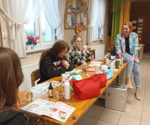 Na zdjęciu widocznych jest kilka kobiet.