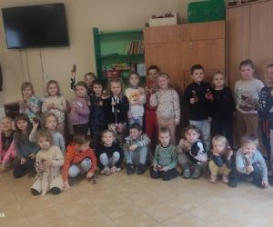 Na zdjęciu widoczna jest grupa dzieci pozująca do zdjęcia wewnątrz budynku.