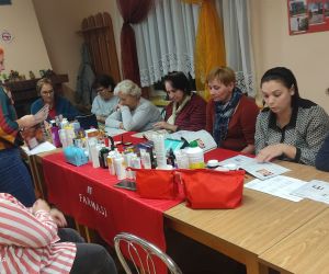 Na zdjęciu widoczna jest grupa kobiet uczestnicząca w testowaniu kosmetyków.