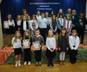 Na zdjęciu widoczna jest grupa dzieci i młodzieży pozująca do zdjęcia.