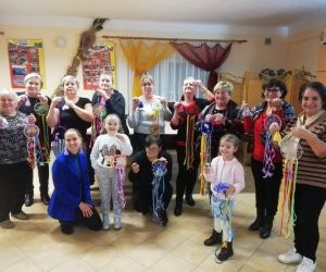 Na zdjęciu widoczna jest grupa osób w różnym wieku pozująca do zdjęcia wewnątrz budynku.