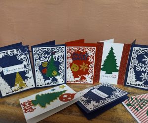 Na zdjęciu widoczne są kartki świąteczne wykonane z papieru.