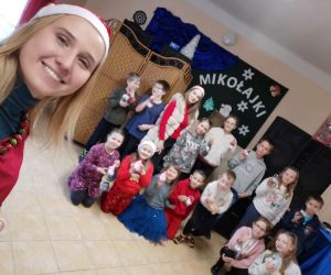 Na zdjęciu widoczna jest grupa osób.