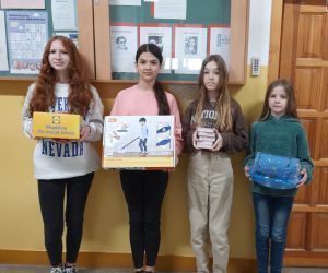 Uczennice trzymające nagrody otrzymane za Talenciaki