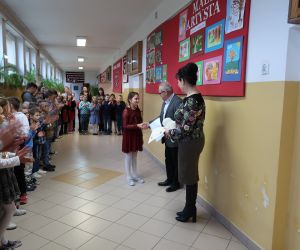 Dyrektor Szkoły gratuluje laureatce konkursu