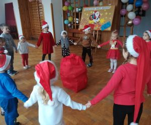 Dzieci tańczą w kole dookoła magicznego worka.