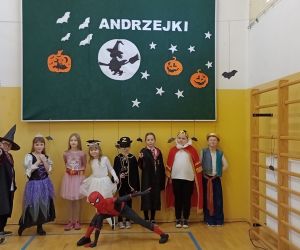 Uczniowie  przebrani za postacie z bajek