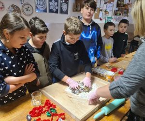 Dzieci wyrabiają ciasto na pierniczki