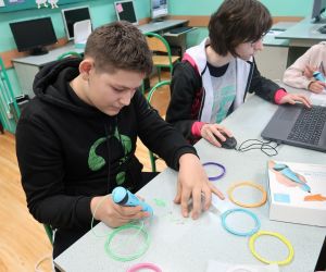 Uczeń pracują z długopisem 3D                    