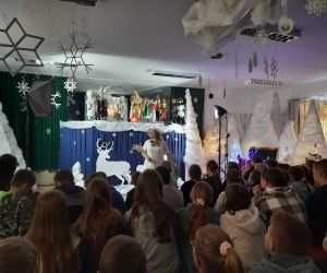 Uczniowie oglądają teatrzyk kukiełkowy